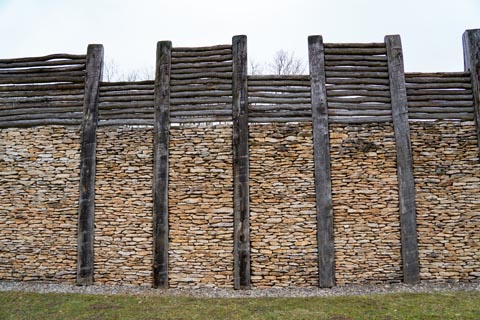 Beispiel einer Pfostenschlitzmauer, Sie ist Teil eines rekonstruierten Tores in Kelheim und wohl etwas kleiner als der Abschnittswall