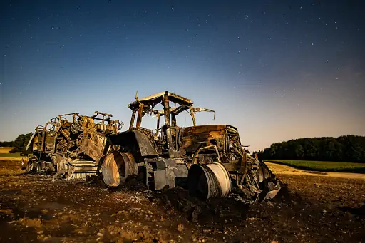 Ausgebrannter Traktor Kasendorf Bei Nacht